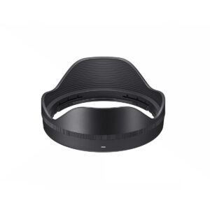 Sigma 16-28mm f/2.8 DG DN DN Contemporary -objektiivin musta, terälehdenmuotoinen, sisäpuolelta uurrettu huppu Sony E:lle, edestä katsottuna valkoista taustaa vasten.