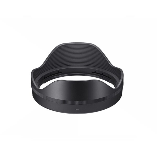 Sigma 16-28mm f/2.8 DG DN DN Contemporary -objektiivin musta, terälehdenmuotoinen, sisäpuolelta uurrettu huppu Sony E:lle, edestä katsottuna valkoista taustaa vasten.