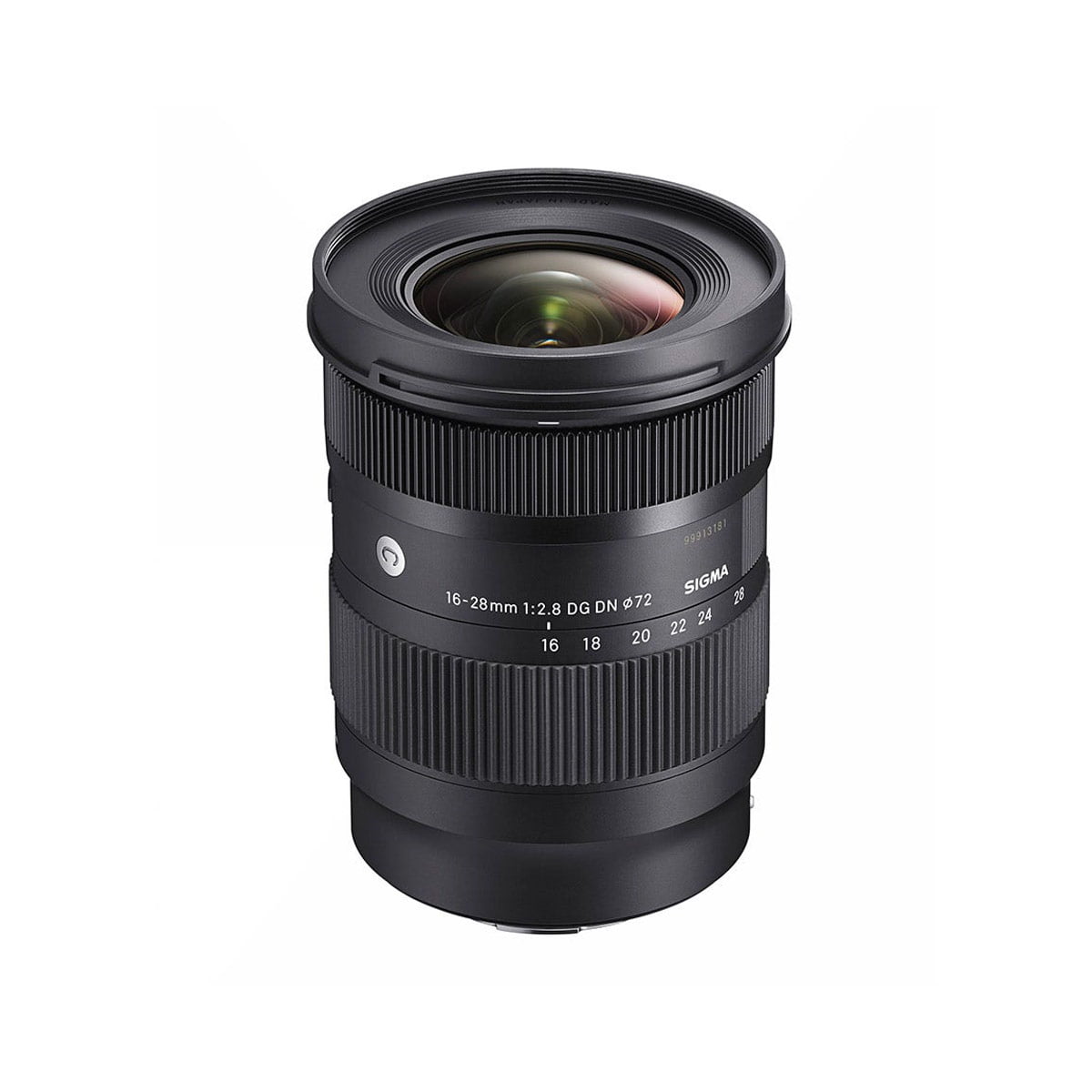 A Sigma 16-28mm f/2.8 DG DN Contemporary -objektiivi, Sony E, musta, jossa on uritetut säätörenkaat ja valkoiset polttoväli- ja aukkomerkinnät, seisoo pystyssä valkoista taustaa vasten.
