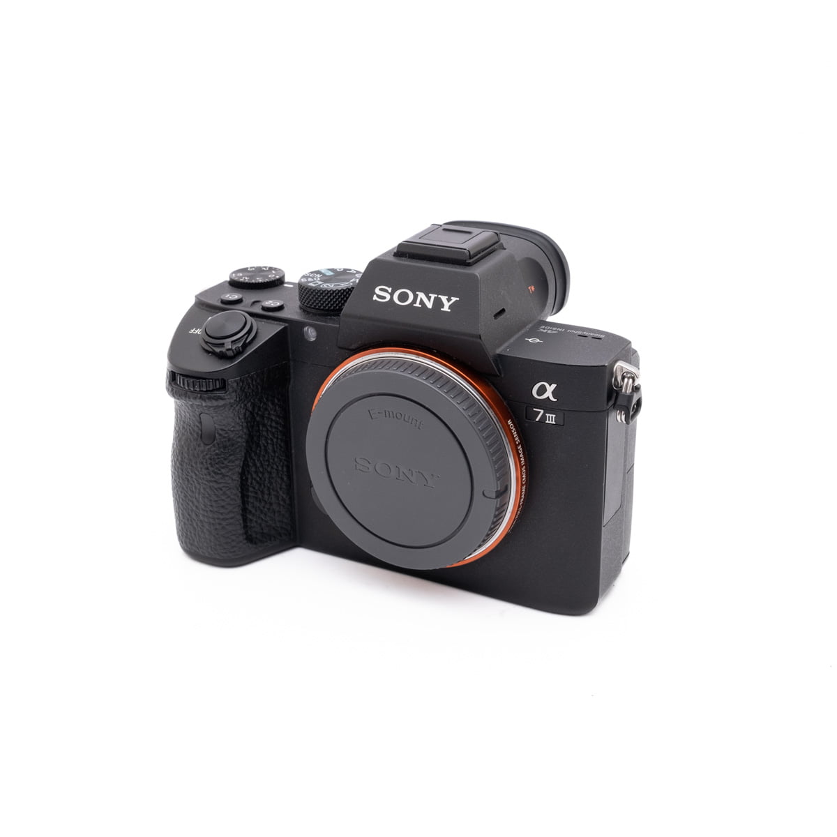 Sony-A7III-121-1 Musta Sony A7 III - Käytetty peilitön kamera, jossa on rungon suojus, hieman vinossa valkoista taustaa vasten.