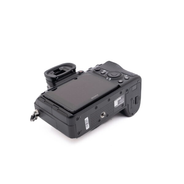 Sony-A7III-274-5 Sony A7 III - Käytetty on kuvattu takaa ja hieman sivulta valkoisella taustalla, jolloin sen näyttö, säätimet ja etsin korostuvat.