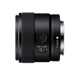 Sony E 11mm f/1.8 -objektiivi on musta objektiivi, jossa on suuri tarkennusrengas, AF/MF-kytkin, mukautuspainike ja E-mount-merkintä valkoisella pohjalla.