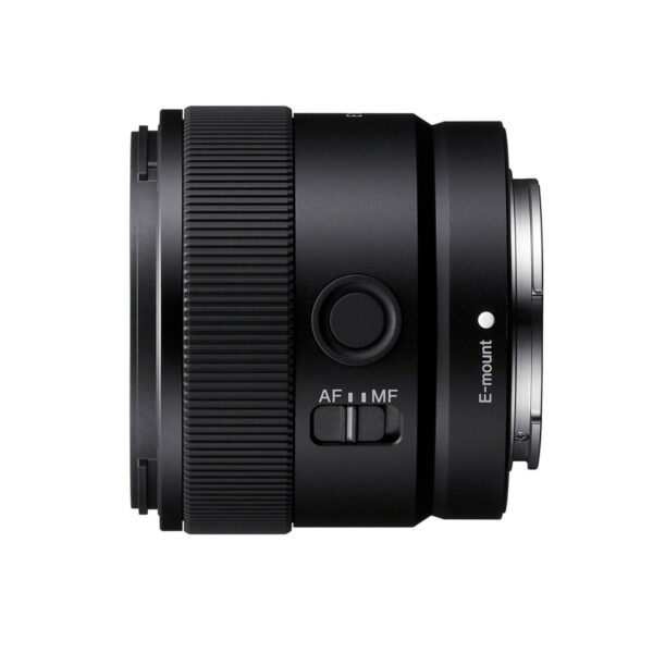 Sony E 11mm f/1.8 -objektiivi on musta objektiivi, jossa on suuri tarkennusrengas, AF/MF-kytkin, mukautuspainike ja E-mount-merkintä valkoisella pohjalla.