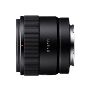 Sony E 11mm f/1.8 -objektiivi näkyy valkoista taustaa vasten, ja siinä on musta viimeistely, E 1.8/11 -merkintä sivussa, kuvioitu tarkennusrengas ja hopeinen kiinnike oikealla.