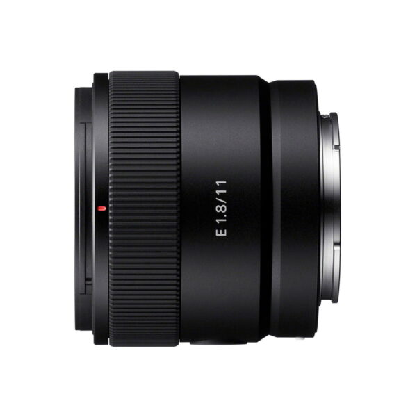 Sony E 11mm f/1.8 -objektiivi näkyy valkoista taustaa vasten, ja siinä on musta viimeistely, E 1.8/11 -merkintä sivussa, kuvioitu tarkennusrengas ja hopeinen kiinnike oikealla.