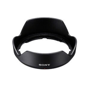 Sony E 11mm f/1.8 -objektiivin musta vastavalosuoja näkyy valkoisella pohjalla, ja siinä on terälehden muotoinen kuvio, valkoisella painettu "SONY" etupuolella ja pieni punainen piste logon alapuolella.