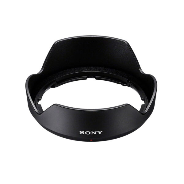 Sony E 11mm f/1.8 -objektiivin musta vastavalosuoja näkyy valkoisella pohjalla, ja siinä on terälehden muotoinen kuvio, valkoisella painettu "SONY" etupuolella ja pieni punainen piste logon alapuolella.