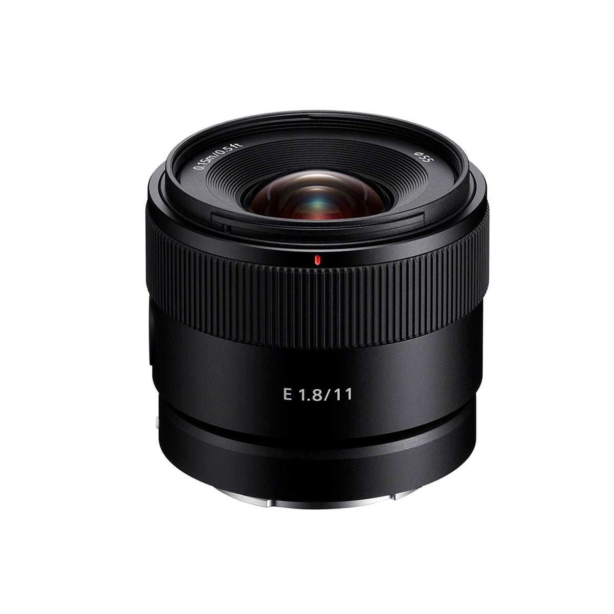 A Sony E 11mm f/1.8 -objektiivi, musta kameraobjektiivi, jossa leveä uritettu tarkennusrengas ja valkoinen E 1.8/11 -teksti, esillä valkoisella taustalla.