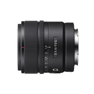 Sony-E-15mm-f1.4-1 Sony E 15mm f/1.4 G -objektiivi näkyy sivulta valkoisella taustalla, ja siinä on näkyvät tarkennus- ja aukkorenkaat sekä selkeä mallimerkintä piipussa.