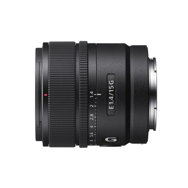 Sony-E-15mm-f1.4-1 Sony E 15mm f/1.4 G -objektiivi näkyy sivulta valkoisella taustalla, ja siinä on näkyvät tarkennus- ja aukkorenkaat sekä selkeä mallimerkintä piipussa.