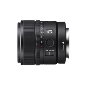 Sony-E-15mm-f1.4-2 Sony E 15mm f/1.4 G -objektiivi, musta kameraobjektiivi, jonka sivulla on säätörenkaat, A- ja G-merkinnät sekä AF/MF-kytkimet, näkyy valkoisella pohjalla.