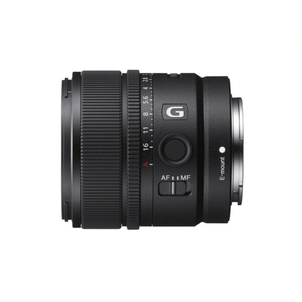 Sony-E-15mm-f1.4-2 Sony E 15mm f/1.4 G -objektiivi, musta kameraobjektiivi, jonka sivulla on säätörenkaat, A- ja G-merkinnät sekä AF/MF-kytkimet, näkyy valkoisella pohjalla.