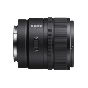 Sony-E-15mm-f1.4-3 Musta Sony E 15mm f/1.4 G -objektiivi näkyy sivulta, ja siinä on SONY-logo, CLICK ON/OFF -kytkin sekä kuvioidut tarkennus- ja ohjausrenkaat.