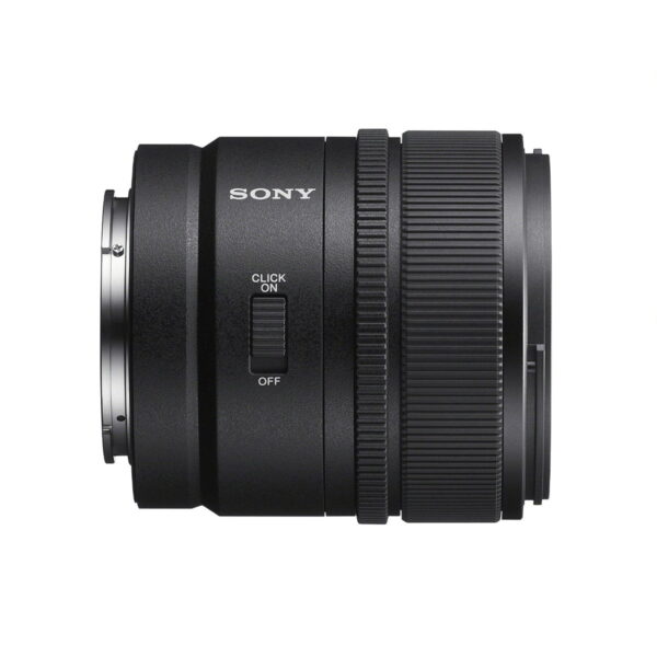 Sony-E-15mm-f1.4-3 Musta Sony E 15mm f/1.4 G -objektiivi näkyy sivulta, ja siinä on SONY-logo, CLICK ON/OFF -kytkin sekä kuvioidut tarkennus- ja ohjausrenkaat.