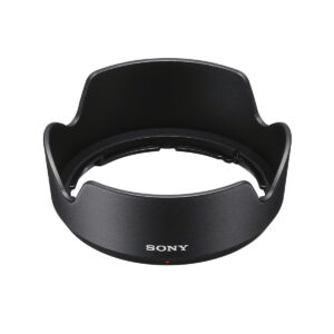 Sony-E-15mm-f1.4-4 Musta vastavalosuoja Sony E 15mm f/1.4 G -objektiiville, jossa on terälehden muotoinen muotoilu, jossa on Sony-logo ja punainen piste edessä, kuvattuna valkoista taustaa vasten.