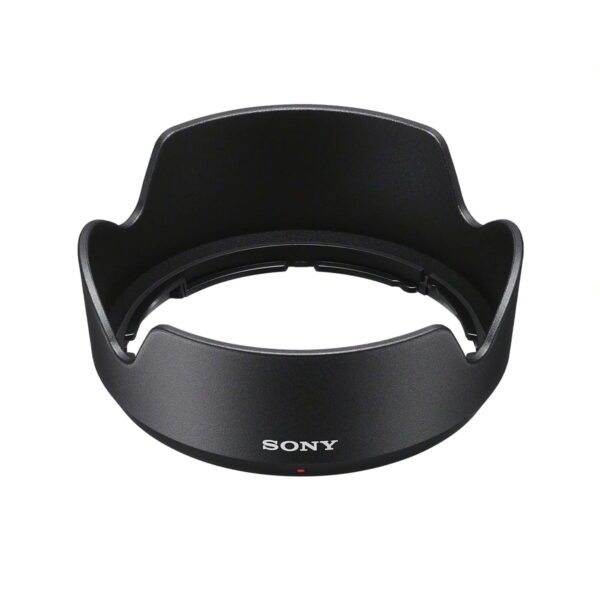 Sony-E-15mm-f1.4-4 Musta vastavalosuoja Sony E 15mm f/1.4 G -objektiiville, jossa on terälehden muotoinen muotoilu, jossa on Sony-logo ja punainen piste edessä, kuvattuna valkoista taustaa vasten.