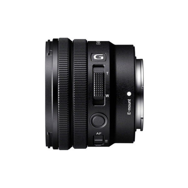 Sony-E-PZ-10-20mm-f4-G-2 Sony E PZ 10-20mm f/4 G -objektiivi, musta G-sarjan kameran objektiivi, on kuvattu valkoisella taustalla, ja siinä näkyy sen sivuprofiili, jossa on zoomaus- ja tarkennusrenkaat, zoomausvipu, AF/MF-kytkin ja E-mount-merkintä.