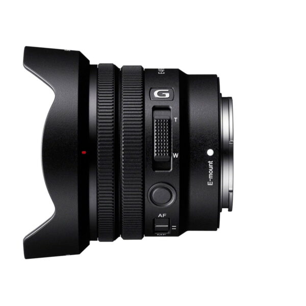 Sony-E-PZ-10-20mm-f4-G-3 Sony E PZ 10-20mm f/4 G -objektiivi näkyy vaakasuorassa valkoisella taustalla, ja siinä on musta vaihdettava objektiivi, jossa on terälehden muotoinen huppu, zoomaus- ja tarkennusrenkaat, kytkimet ja E-mount-merkintä.