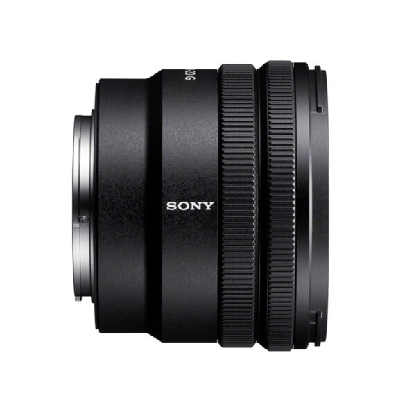 Sony-E-PZ-10-20mm-f4-G-6 Musta Sony E PZ 10-20mm f/4 G -objektiivi näkyy sivulta valkoisella taustalla, ja siinä on kuvioitu tarkennusrengas, näkyvä Sony-brändi ja metallinen takakiinnitys.