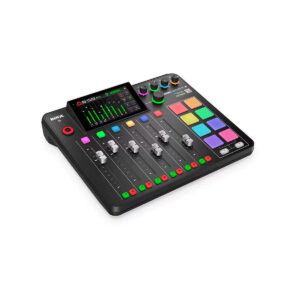 rodecaster_pro_ii_01 Rode Rodecaster Pro II -USB-äänikortti on musta äänimikseri, jossa on liukusäätimiä, värikkäitä painikkeita, kiertonuppia, merkittyjä padeja ja pieni näyttö, joka näyttää äänitasot valkoisella pohjalla.