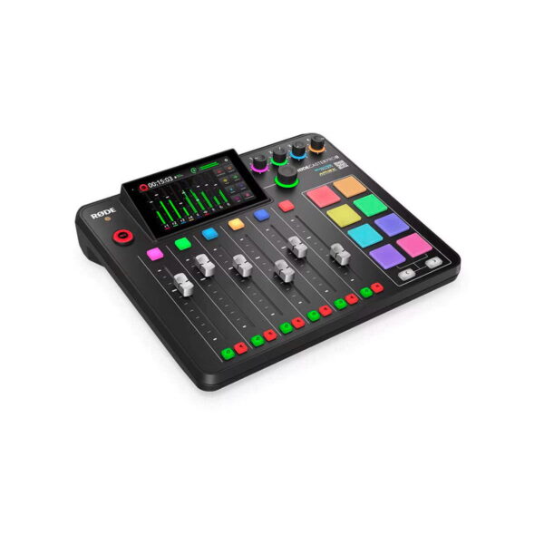 rodecaster_pro_ii_01 Rode Rodecaster Pro II -USB-äänikortti on musta äänimikseri, jossa on liukusäätimiä, värikkäitä painikkeita, kiertonuppia, merkittyjä padeja ja pieni näyttö, joka näyttää äänitasot valkoisella pohjalla.