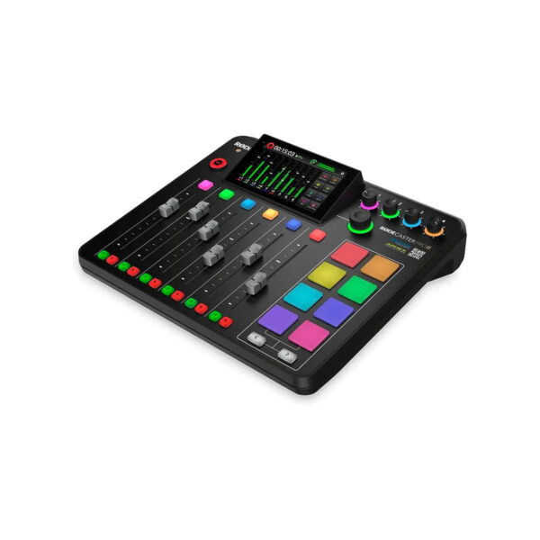 rodecaster_pro_ii_02 Rode Rodecaster Pro II -USB-äänikortti on musta äänimikseri, jossa on värikkäitä painikkeita, liukusäätimiä, nuppeja ja keskeinen kosketusnäyttö, joka näyttää äänen tasot, ihanteellinen podcastingiin tai live-äänen miksaukseen. Se on kuvassa valkoisella pohjalla.