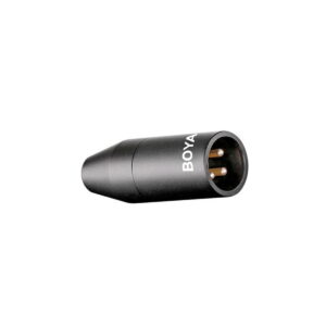 Musta Boya 35C-XLR 3,5 mm XLR-mikrofoniadapteri, jossa on kolme kultaista nastaa, on kuvattu kulmikkaasta näkymästä, jossa liitäntäpää korostuu valkoista taustaa vasten.