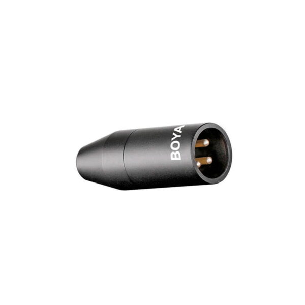 Musta Boya 35C-XLR 3,5 mm XLR-mikrofoniadapteri, jossa on kolme kultaista nastaa, on kuvattu kulmikkaasta näkymästä, jossa liitäntäpää korostuu valkoista taustaa vasten.