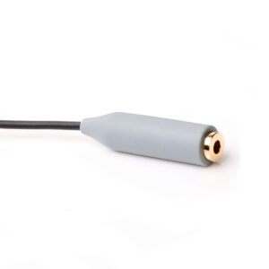 Lähikuva Boya BY-CIP 3,5 mm TRS - TRRS -sovittimesta, jossa on harmaa äänikaapeli, jossa on kullattu 3,5 mm:n kuulokeliitäntäinen naarasliitin, valkoista taustaa vasten.