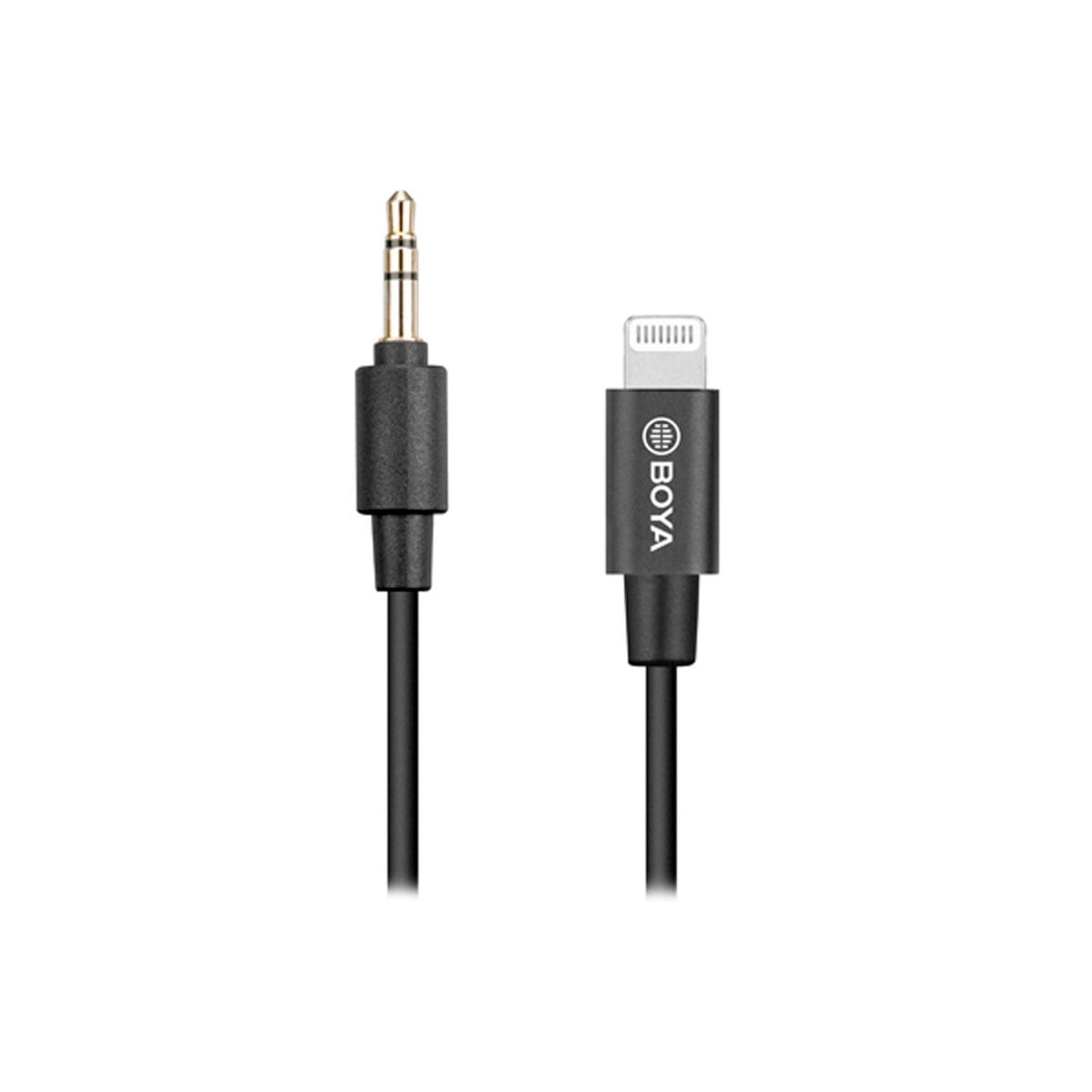 Boya BY-K1 TRS - Lightning -sovitin on musta kaapeli, jonka toisessa päässä on 3,5 mm:n ääniliitin ja toisessa päässä BOYA-merkkinen Lightning-liitin, kuvassa valkoisella pohjalla.