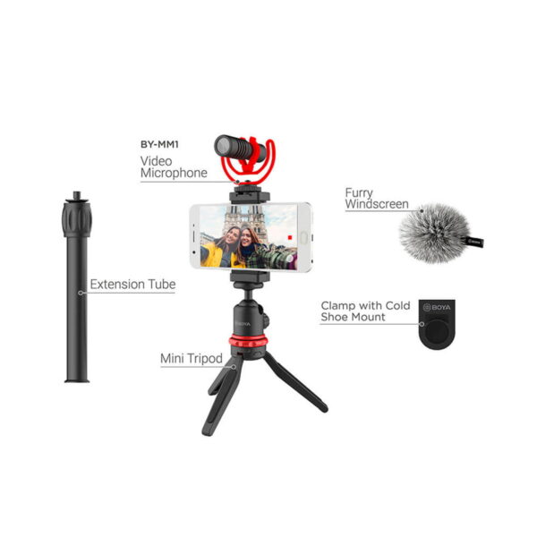 Boya BY-VG330 Video-Kit sisältää minijalustan, jatkoputken, videomikrofonin, jossa on karvainen tuulisuoja, ja kiinnittimen, jossa on kylmäkenkäkiinnitys, kaikki merkitty. Asetelmassa on kiinnitetty puhelin, jossa näkyy kaksi ihmistä.