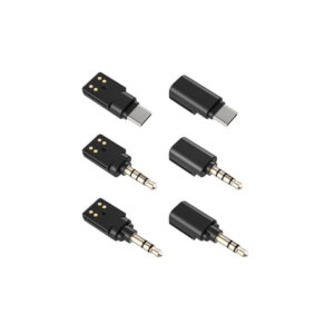 Kuusi kompaktia mustaa Boya BY-WM3U langaton USB-C -mikrofonit on järjestetty kahteen pylvääseen; kolmessa on 3,5 mm:n audioliittimet ja kolmessa USB-C-liittimet, joissa kaikissa on kultakoskettimet toisessa päässä, ja kaikki näkyvät valkoisella pohjalla.