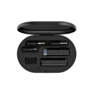 Boya BY-WM3U langaton USB-C-mikrofonipakkaus sisältää kaksi mustaa langatonta mikrofonia, kaapelit ja tarvikkeet siististi järjestettynä avoimen soikean latauskotelon sisään.