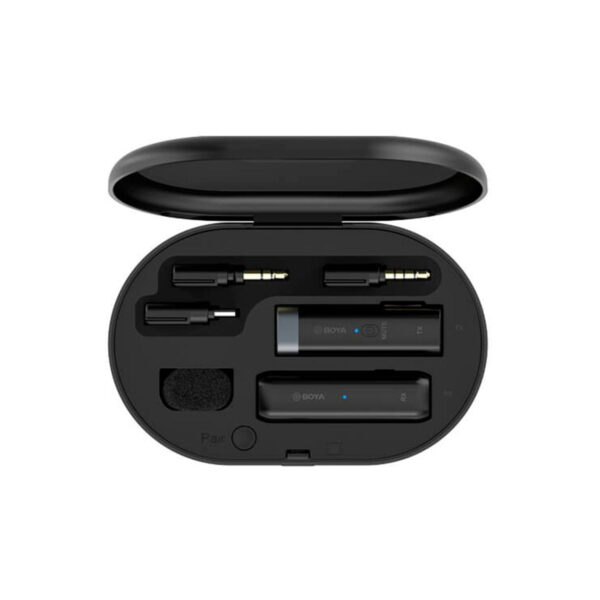 Boya BY-WM3U langaton USB-C-mikrofonipakkaus sisältää kaksi mustaa langatonta mikrofonia, kaapelit ja tarvikkeet siististi järjestettynä avoimen soikean latauskotelon sisään.