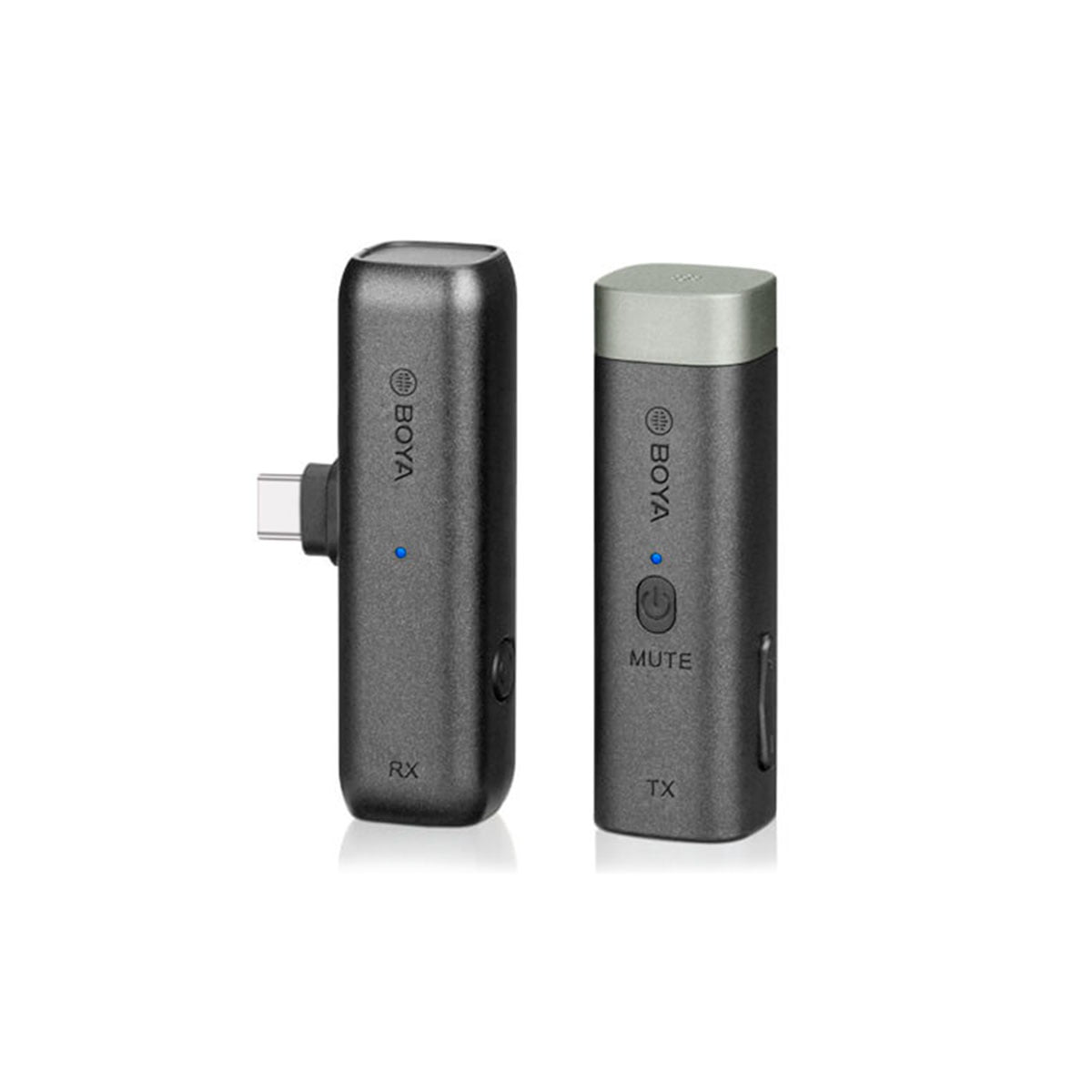 Two black Boya BY-WM3U langaton USB-C mikrofonit, yksi RX-yksikkö USB-C-liittimellä ja yksi TX-yksikkö Mute-painikkeella, seisovat pystyssä valkoista taustaa vasten.