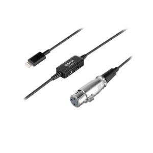Boya BY-BCA7 XLR - Lightning -sovitin on musta äänikaapeli, jossa on Lightning-liitin, hopeanvärinen XLR-liitin ja inline-ohjauskotelo, kuvassa valkoisella pohjalla.