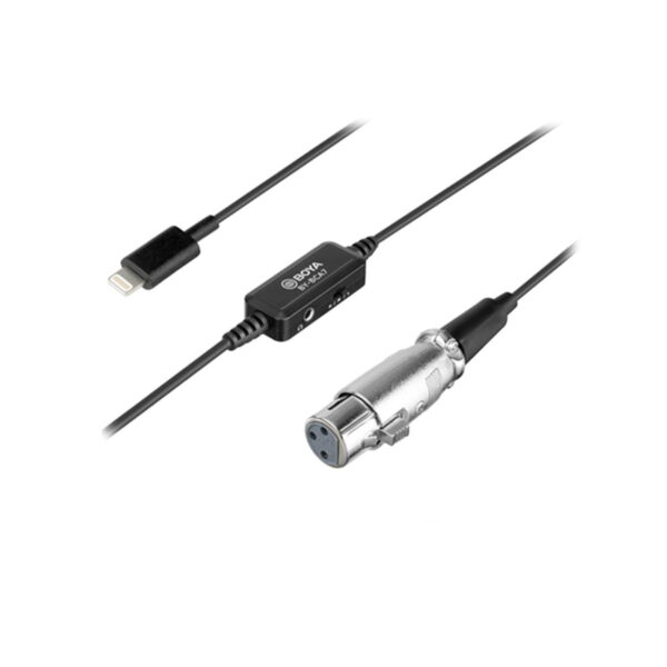 Boya BY-BCA7 XLR - Lightning -sovitin on musta äänikaapeli, jossa on Lightning-liitin, hopeanvärinen XLR-liitin ja inline-ohjauskotelo, kuvassa valkoisella pohjalla.