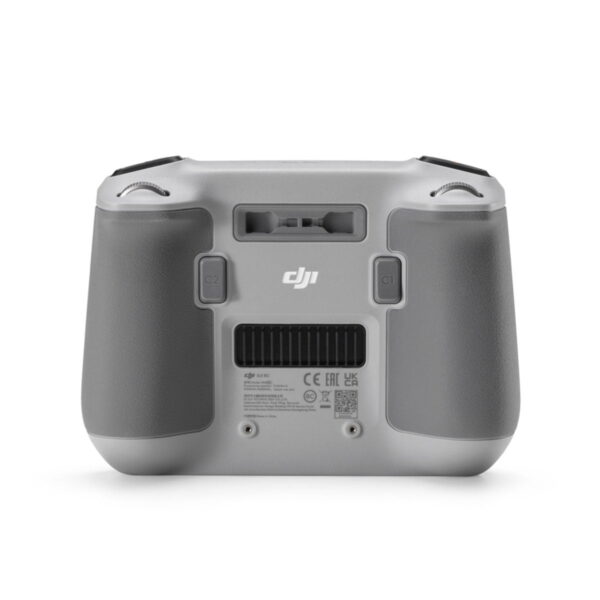 DJI RC Smart Controller -ohjaimen -ohjain, jossa on kaksi ohjauspainiketta, kuvioidut kahvat ja säädösluonteiset tuoteselosteet alareunassa, takanäkymä.
