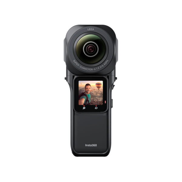 Insta360-One-RS-1-inch-360-edition Valkoisella taustalla näkyvässä Insta360 One RS 1" 360 Edition -kamerassa on musta runko, jossa on suuri ylälinssi ja pieni näyttö, jonka alapuolella näkyy hymyilevä mies ottamassa selfietä ulkona.