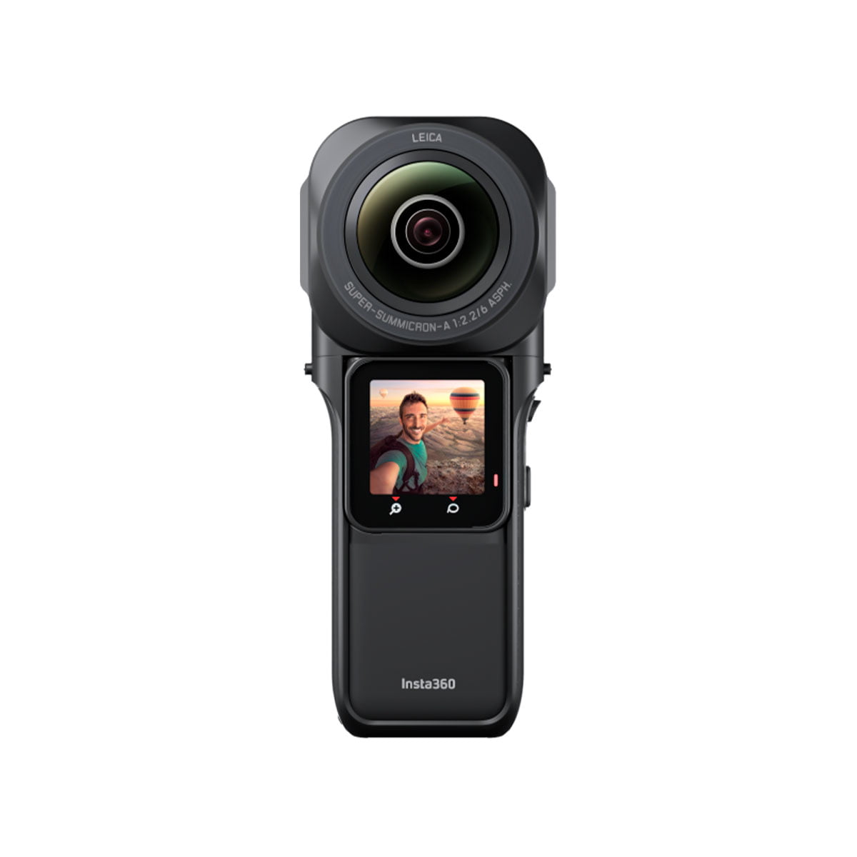 Valkoisella taustalla näkyvässä Insta360 One RS 1" 360 Edition -kamerassa on musta runko, jossa on suuri ylälinssi ja pieni näyttö, jonka alapuolella näkyy hymyilevä mies ottamassa selfietä ulkona.