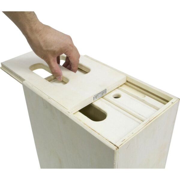 Käsi nostaa Kupo KAB-41K 4-1 Nesting Apple Box Set -laatikon liukukannen, jossa on soikeat leikkaukset, ja paljastaa useita lokeroita.