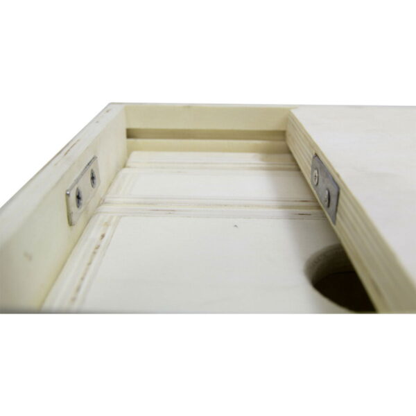 Lähikuva Kupo KAB-41K 4-1 Nesting Apple Box Set -laatikosta, jossa on puinen lauta, jonka reunoilla on metallikiinnikkeet ja jonka pinnassa on pyöreä reikä.