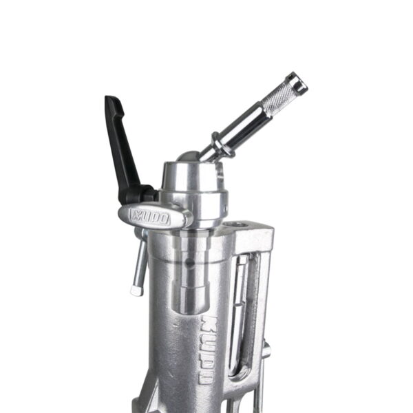 Lähikuva metallisesta Kupo KCP-410 5/8" Swivel Super Grip Finger -kahvasta, jossa on vipu ja kiristysnuppi, jota käytetään valokuvauksessa ja elokuvatuotannossa valaisimien ja tarvikkeiden kiinnittämiseen.