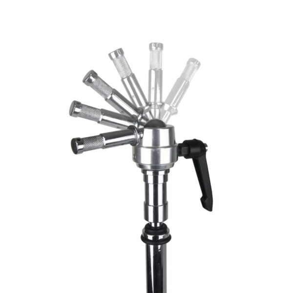 Kupo KCP-410 5/8" Swivel Super Grip Finger on esitetty kromisena, ja sen kahva on esillä useissa eri asennoissa säädettävien kulmien esittelyä varten. Sivussa on kiinnitetty musta kiristysvipu.