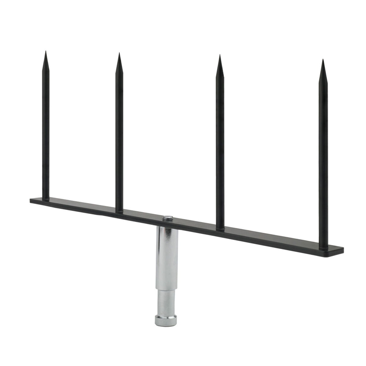 Kupo KCP-610 Foamcore Fork with Baby 5/8" Stud sisältää vaakasuoran mustan metallipalkin, jossa on neljä ylöspäin osoittavaa piikkiä, jotka on asennettu sylinterimäiseen hopeiseen pohjaan valkoista taustaa vasten.