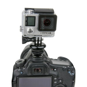 Kupo KS-134 GoPro Tripod Mount with Hot Shoe Adapter käytetään GoPro HERO4 -kameran kiinnittämiseen DSLR-kameran päälle, jolloin DSLR-kameran takaosa ja GoPro-kameran etuosa näkyvät.
