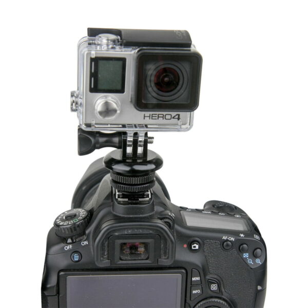 Kupo KS-134 GoPro Tripod Mount with Hot Shoe Adapter käytetään GoPro HERO4 -kameran kiinnittämiseen DSLR-kameran päälle, jolloin DSLR-kameran takaosa ja GoPro-kameran etuosa näkyvät.