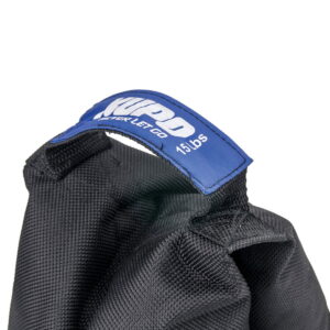Lähikuva mustasta Kupo KSF-15 Shot Bag - 6,9 kg:n laukusta, jossa on sininen kahvamerkki valkoisella tekstillä.