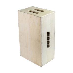 Kupo KAB-008 Apple Box - Full on suorakaiteen muotoinen puinen laatikko, jossa on kaksi kahva-aukkoa yläreunassa ja "KUPO" leikattu toiselle puolelle, kuvassa pystyssä valkoista taustaa vasten.
