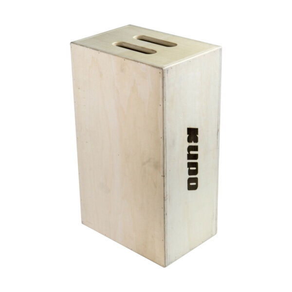 Kupo KAB-008 Apple Box - Full on suorakaiteen muotoinen puinen laatikko, jossa on kaksi kahva-aukkoa yläreunassa ja "KUPO" leikattu toiselle puolelle, kuvassa pystyssä valkoista taustaa vasten.